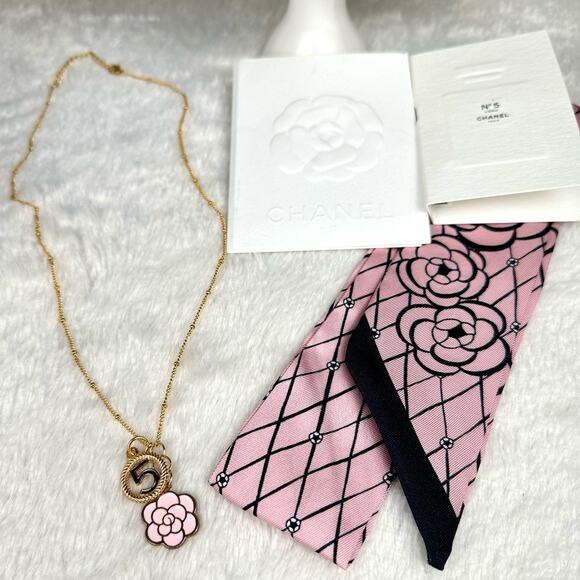 Chanel #5 Book The Perfume of a Century gift set with bag and envelope - Picture 4 of 4
